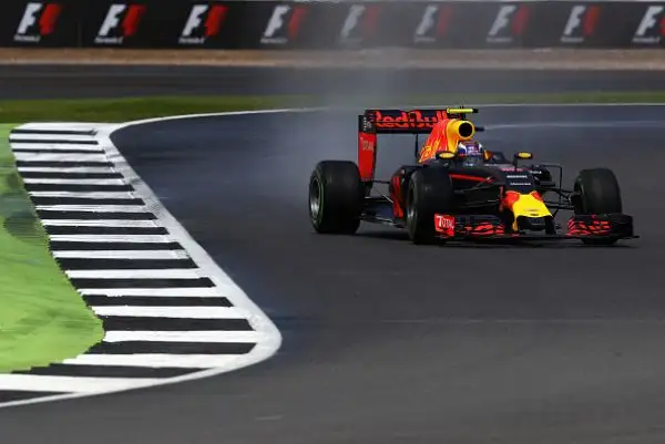 Hamilton domina, Ferrari anonime. L'inglese profeta in patria a Silverstone.