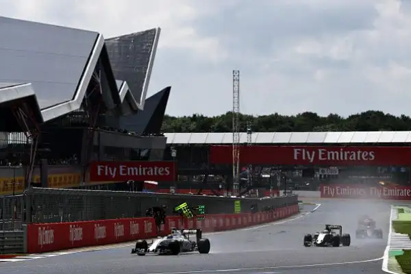 Hamilton domina, Ferrari anonime. L'inglese profeta in patria a Silverstone.