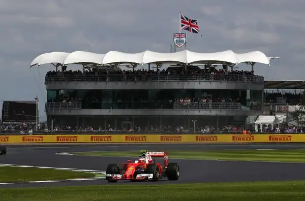Hamilton domina, Ferrari anonime. L'inglese profeta in patria a Silverstone.