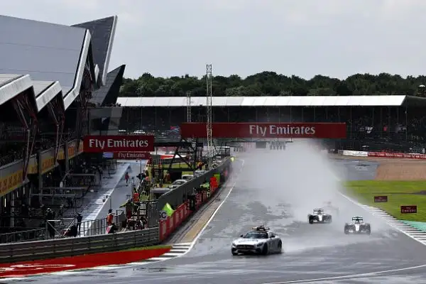 Hamilton domina, Ferrari anonime. L'inglese profeta in patria a Silverstone.