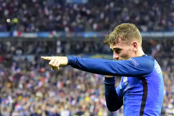 I sogni 'Vichinghi' si infrangono sulla Francia. I transalpini piegano gli avversari con una doppietta di Giroud e le reti di Pogba, Payet e Griezmann. Di Sigthorsson e Bjarnasson le reti islandesi.