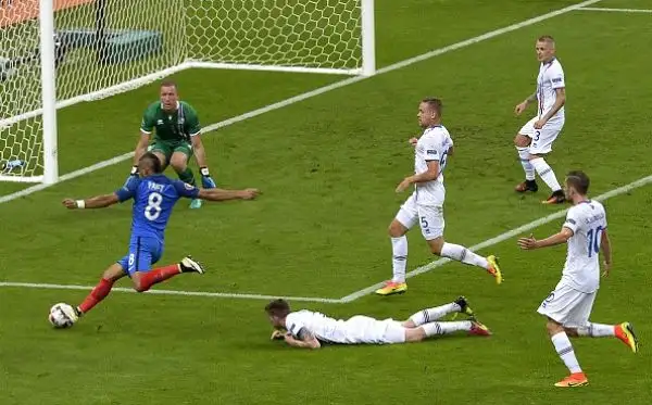 I sogni 'Vichinghi' si infrangono sulla Francia. I transalpini piegano gli avversari con una doppietta di Giroud e le reti di Pogba, Payet e Griezmann. Di Sigthorsson e Bjarnasson le reti islandesi.