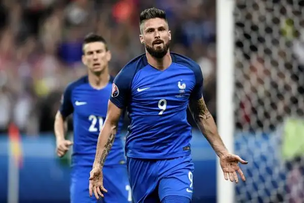 I sogni 'Vichinghi' si infrangono sulla Francia. I transalpini piegano gli avversari con una doppietta di Giroud e le reti di Pogba, Payet e Griezmann. Di Sigthorsson e Bjarnasson le reti islandesi.