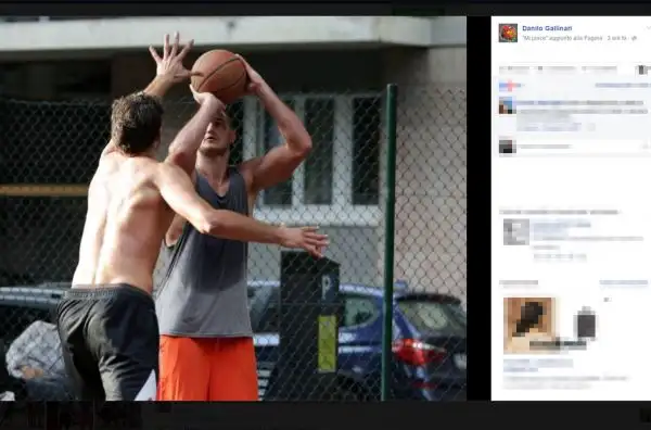 Il cestista dei Denver Nuggets si è concesso una partitella con gli amici in viale Lazio, a Milano, tra lo stupore dei passanti.