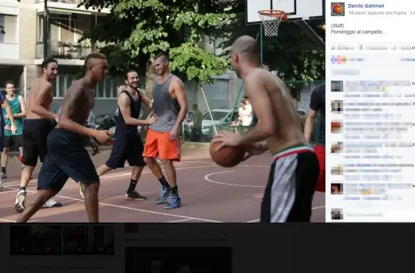 Il cestista dei Denver Nuggets si è concesso una partitella con gli amici in viale Lazio, a Milano, tra lo stupore dei passanti.