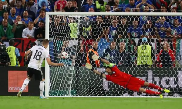 Si interrompe ai quarti di finale la favola dell'Italia che ai calci di rigore viene eliminata dalla Germania dopo aver pareggiato nei novanta minuti per 1-1 con i gol di Ozil e Bonucci.