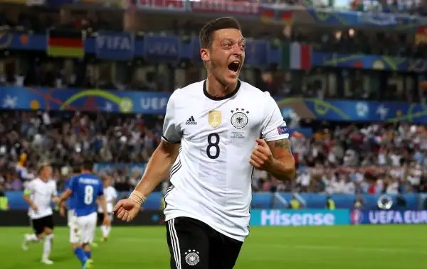 Si interrompe ai quarti di finale la favola dell'Italia che ai calci di rigore viene eliminata dalla Germania dopo aver pareggiato nei novanta minuti per 1-1 con i gol di Ozil e Bonucci.