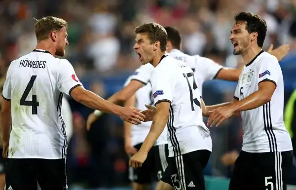 Si interrompe ai quarti di finale la favola dell'Italia che ai calci di rigore viene eliminata dalla Germania dopo aver pareggiato nei novanta minuti per 1-1 con i gol di Ozil e Bonucci.