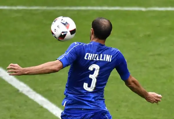Chiellini 7. Se la cava con mestiere ed esperienza, pur rischiando di segnare un autogol nel tentativo di anticipare Gomez.
