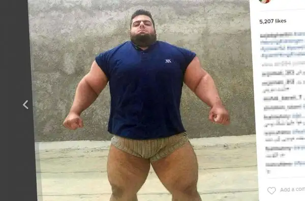 In passato ha partecipato a competizioni di power lifting e le sue foto stanno facendo il giro del mondo. Su Instagram ha raggiunto quasi 140.000 follower, il suo nome è Sajad Gharibi.