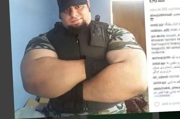 In passato ha partecipato a competizioni di power lifting e le sue foto stanno facendo il giro del mondo. Su Instagram ha raggiunto quasi 140.000 follower, il suo nome è Sajad Gharibi.