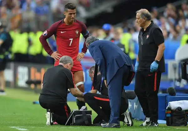 Un brutto fallo di Payet costringe il fuoriclasse portoghese ad uscire dal campo dopo meno di mezz'ora della finale degli Europei.