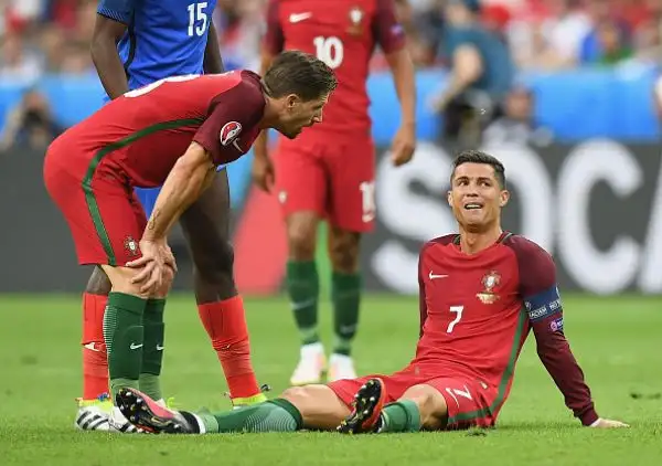 Un brutto fallo di Payet costringe il fuoriclasse portoghese ad uscire dal campo dopo meno di mezz'ora della finale degli Europei.