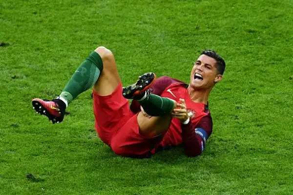 Un brutto fallo di Payet costringe il fuoriclasse portoghese ad uscire dal campo dopo meno di mezz'ora della finale degli Europei.