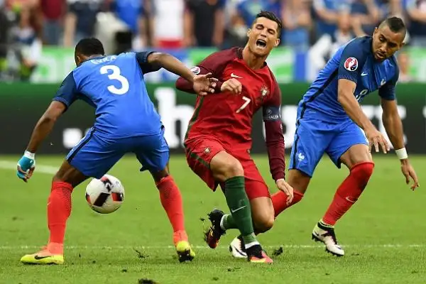 Un brutto fallo di Payet costringe il fuoriclasse portoghese ad uscire dal campo dopo meno di mezz'ora della finale degli Europei.