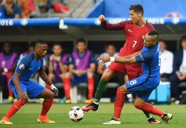 Un brutto fallo di Payet costringe il fuoriclasse portoghese ad uscire dal campo dopo meno di mezz'ora della finale degli Europei.