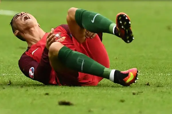 Un brutto fallo di Payet costringe il fuoriclasse portoghese ad uscire dal campo dopo meno di mezz'ora della finale degli Europei.