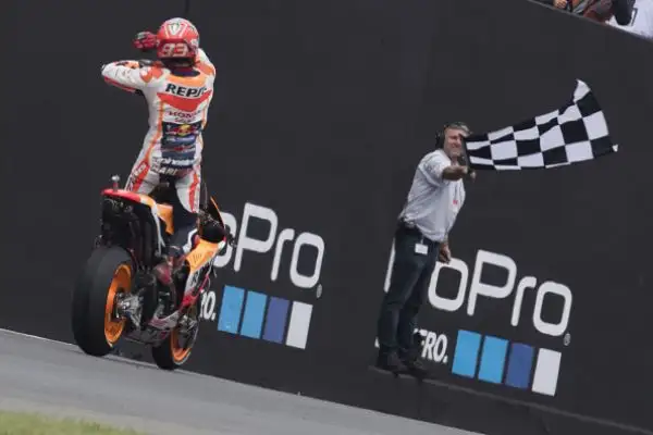 Marquez trionfa e scappa, Rossi solo ottavo. Gara da dimenticare per le Yamaha in Germania.