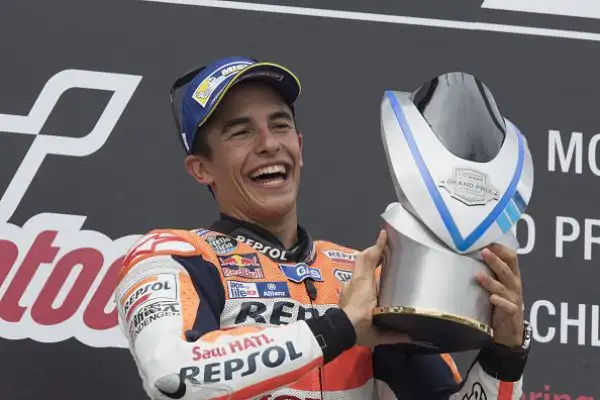 Marquez trionfa e scappa, Rossi solo ottavo. Gara da dimenticare per le Yamaha in Germania.