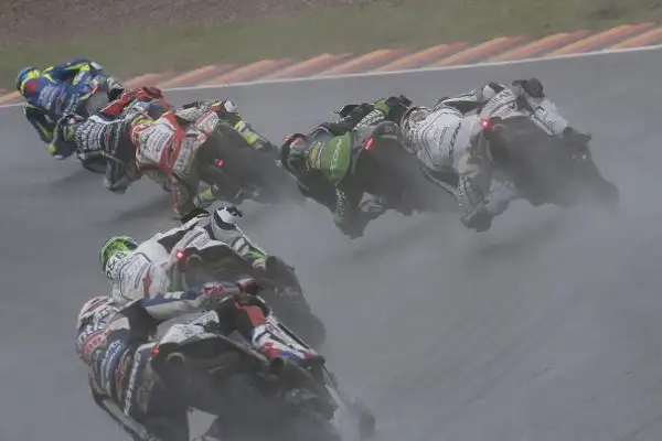 Marquez trionfa e scappa, Rossi solo ottavo. Gara da dimenticare per le Yamaha in Germania.