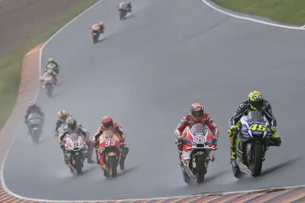 Marquez trionfa e scappa, Rossi solo ottavo. Gara da dimenticare per le Yamaha in Germania.