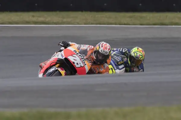 Marquez trionfa e scappa, Rossi solo ottavo. Gara da dimenticare per le Yamaha in Germania.