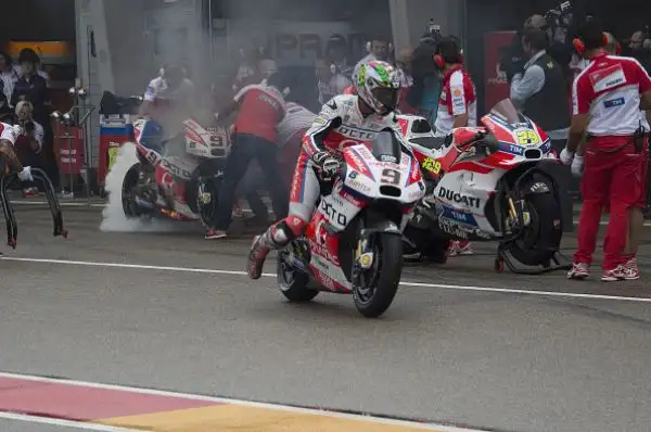 Marquez trionfa e scappa, Rossi solo ottavo. Gara da dimenticare per le Yamaha in Germania.