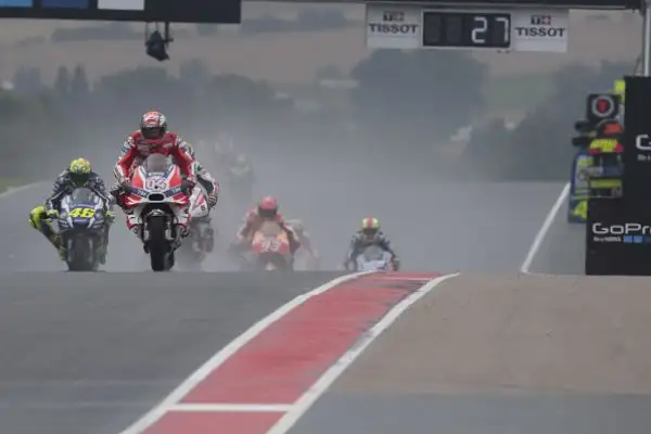Marquez trionfa e scappa, Rossi solo ottavo. Gara da dimenticare per le Yamaha in Germania.