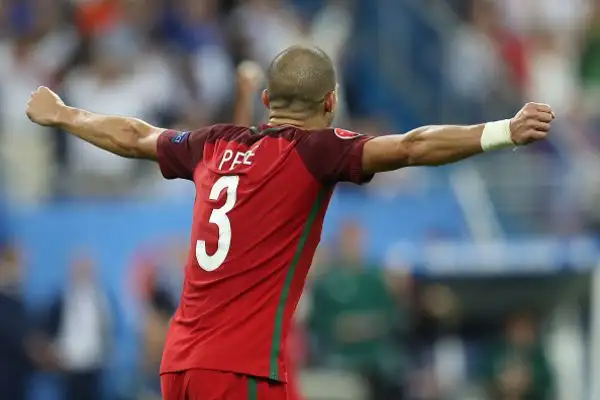 Pepe 7. Insuperabile in difesa, va anche vicino al gol.