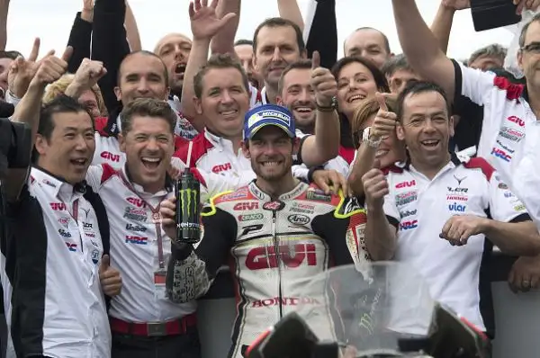 Crutchlow ha vinto a sorpresa il Gran Premio della Repubblica Ceca, la sua prima vittoria nella classe regina, il britannico ha chiuso davanti a Rossi e Marquez.