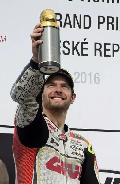 Crutchlow ha vinto a sorpresa il Gran Premio della Repubblica Ceca, la sua prima vittoria nella classe regina, il britannico ha chiuso davanti a Rossi e Marquez.