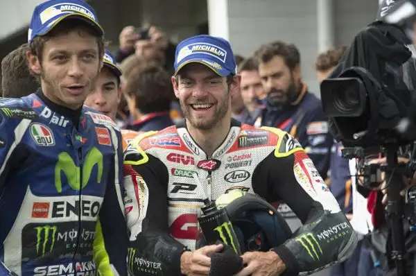Crutchlow ha vinto a sorpresa il Gran Premio della Repubblica Ceca, la sua prima vittoria nella classe regina, il britannico ha chiuso davanti a Rossi e Marquez.
