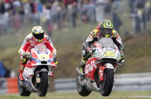 Crutchlow ha vinto a sorpresa il Gran Premio della Repubblica Ceca, la sua prima vittoria nella classe regina, il britannico ha chiuso davanti a Rossi e Marquez.