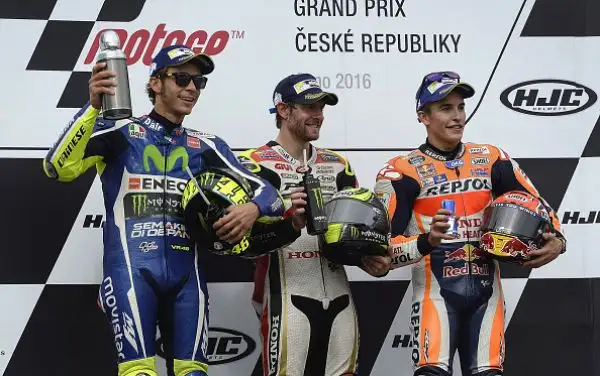 Crutchlow ha vinto a sorpresa il Gran Premio della Repubblica Ceca, la sua prima vittoria nella classe regina, il britannico ha chiuso davanti a Rossi e Marquez.