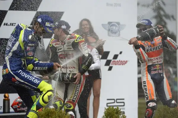 Crutchlow ha vinto a sorpresa il Gran Premio della Repubblica Ceca, la sua prima vittoria nella classe regina, il britannico ha chiuso davanti a Rossi e Marquez.