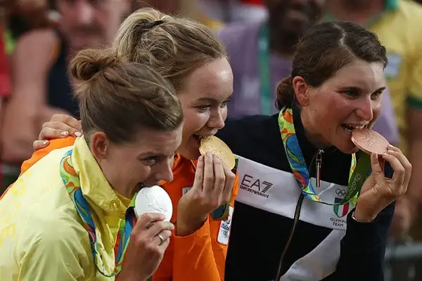 Il giorno dopo la caduta di Nibali nella prova in linea maschile, nella stessa gara al femminile Elisa Longo Borghini ha conquistato il bronzo con una grande prova di carattere.