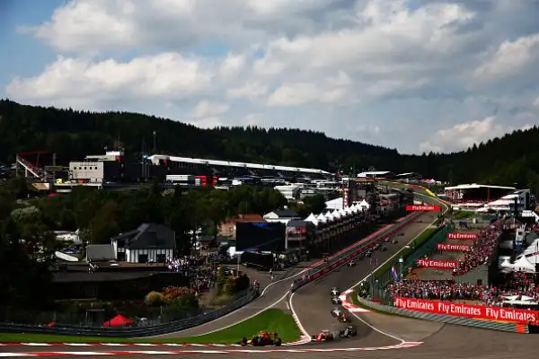 Rosberg domina, Vettel limita i danni: sesto. A Spa il pilota tedesco si riavvicina ad Hamilton in classifica generale.