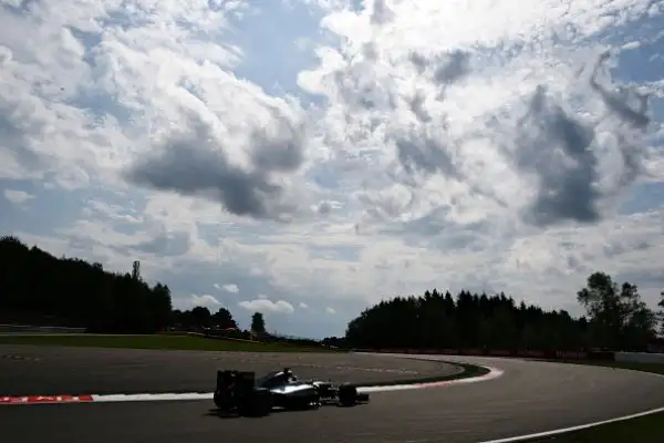 Rosberg domina, Vettel limita i danni: sesto. A Spa il pilota tedesco si riavvicina ad Hamilton in classifica generale.