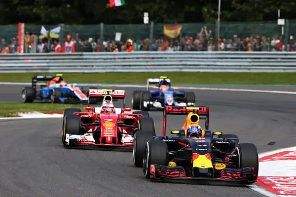 Rosberg domina, Vettel limita i danni: sesto. A Spa il pilota tedesco si riavvicina ad Hamilton in classifica generale.