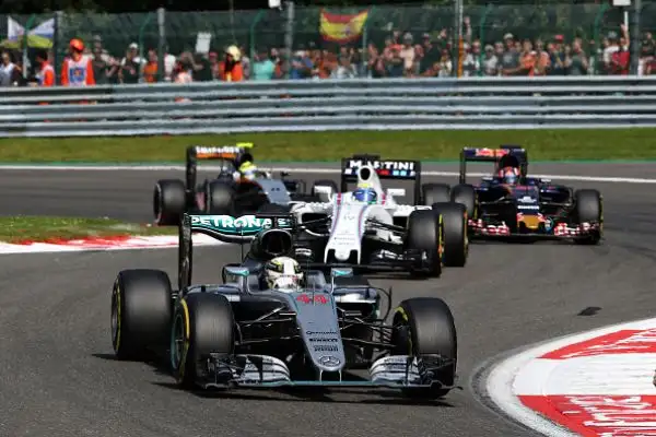 Rosberg domina, Vettel limita i danni: sesto. A Spa il pilota tedesco si riavvicina ad Hamilton in classifica generale.