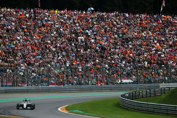 Rosberg domina, Vettel limita i danni: sesto. A Spa il pilota tedesco si riavvicina ad Hamilton in classifica generale.