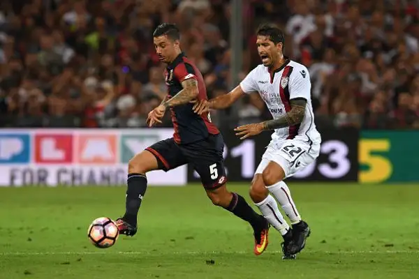 Festeggia il Genoa in casa contro il Cagliari: sotto per 1-0 contro la matricola (Borriello), il Grifone ribalta il risultato con Ntcham, Laxalt e Rigoni.