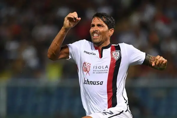 Festeggia il Genoa in casa contro il Cagliari: sotto per 1-0 contro la matricola (Borriello), il Grifone ribalta il risultato con Ntcham, Laxalt e Rigoni.
