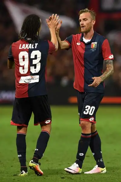 Festeggia il Genoa in casa contro il Cagliari: sotto per 1-0 contro la matricola (Borriello), il Grifone ribalta il risultato con Ntcham, Laxalt e Rigoni.
