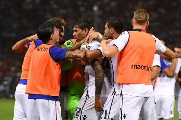 Festeggia il Genoa in casa contro il Cagliari: sotto per 1-0 contro la matricola (Borriello), il Grifone ribalta il risultato con Ntcham, Laxalt e Rigoni.