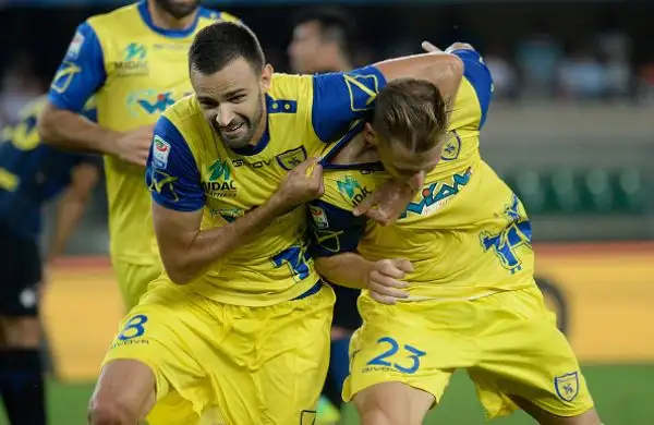 Il Chievo si impone con una splendida doppietta di Birsa nel secondo tempo. La squadra di De Boer in grande difficoltà a costruire gioco, delude il neo acquisto Banega.