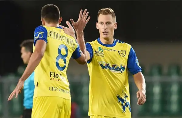 Il Chievo si impone con una splendida doppietta di Birsa nel secondo tempo. La squadra di De Boer in grande difficoltà a costruire gioco, delude il neo acquisto Banega.