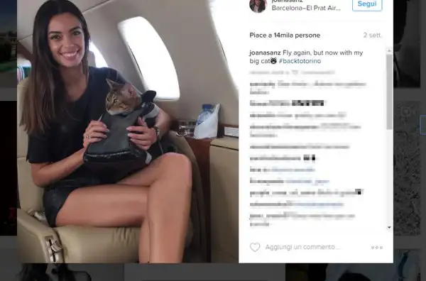 A Torino è arrivata anche la moglie del neo juventino Dani Alves, attivissima sui social.