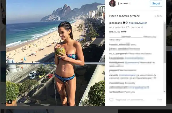 A Torino è arrivata anche la moglie del neo juventino Dani Alves, attivissima sui social.