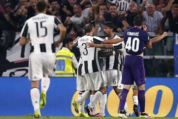 Subito il marchio di Higuain sulla nuova Juve di Allegri. Al Pipita bastano 8' dal suo ingresso in campo per trascinare alla vittoria i bianconeri, che superano la Fiorentina all'esordio allo Stadium.